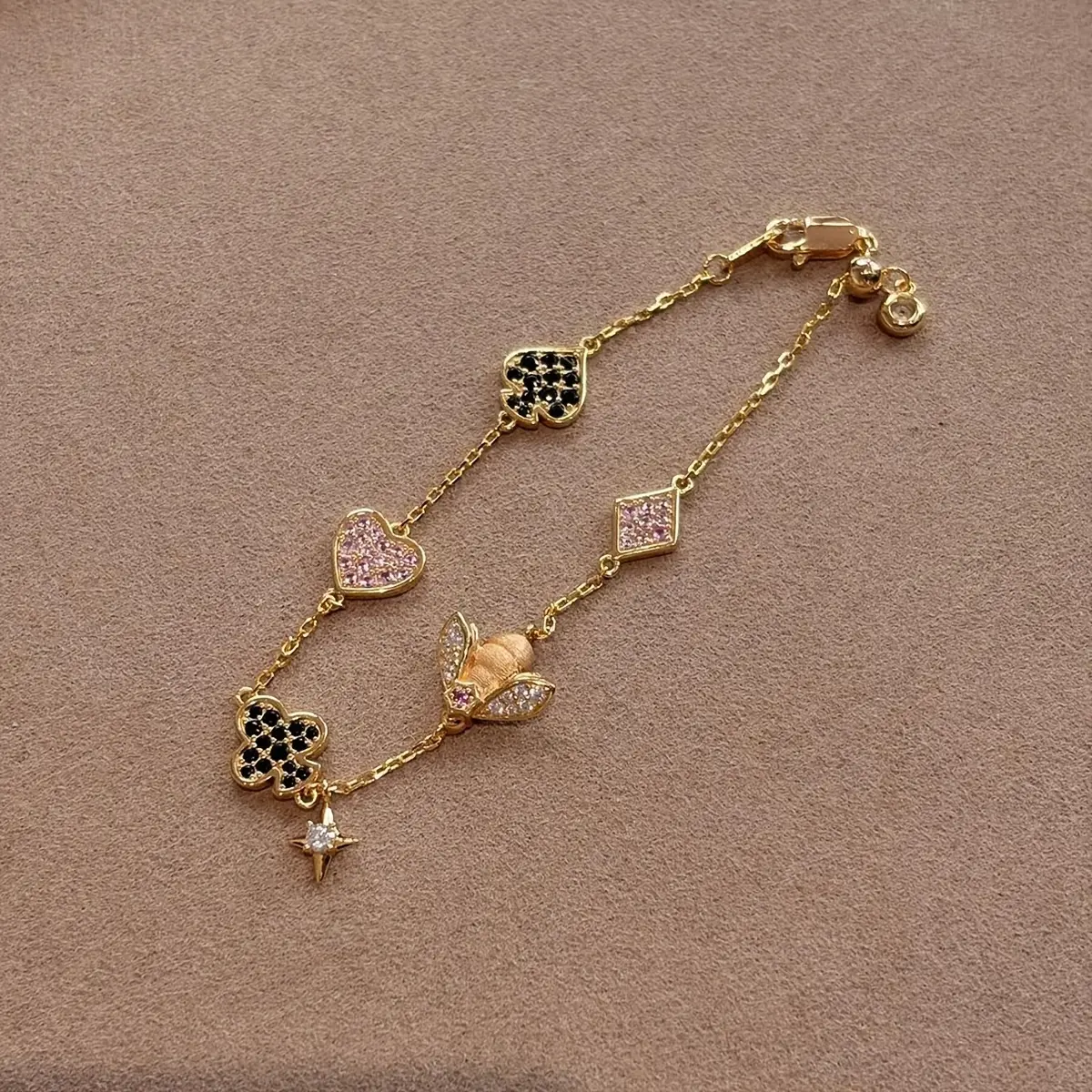 1 piece of gold-brushed little bee poker card bracelet for women, vintage fashion, creative, light luxury, exquisite, heart-shaped, high-end feel, suitable for women's daily wear, Valentine's Day gift, birthday gift, suitable for gifting, parties