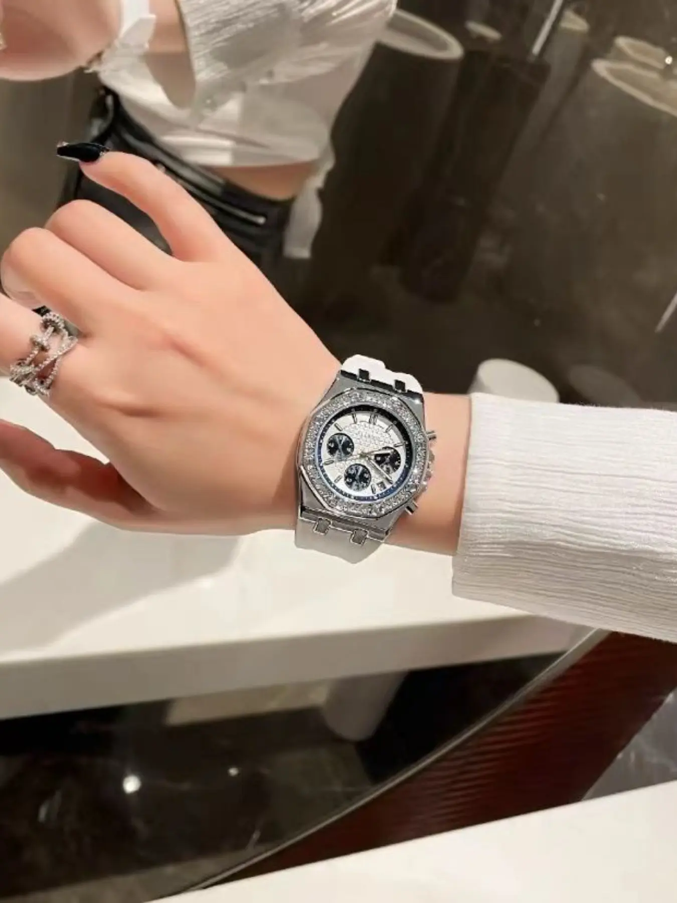 Women's Luxury Night Glow Waterproof Quartz Watch, Minimalist High-End Round Analog Clock, Long-Lasting Luminous Hands, Precision Timekeeping