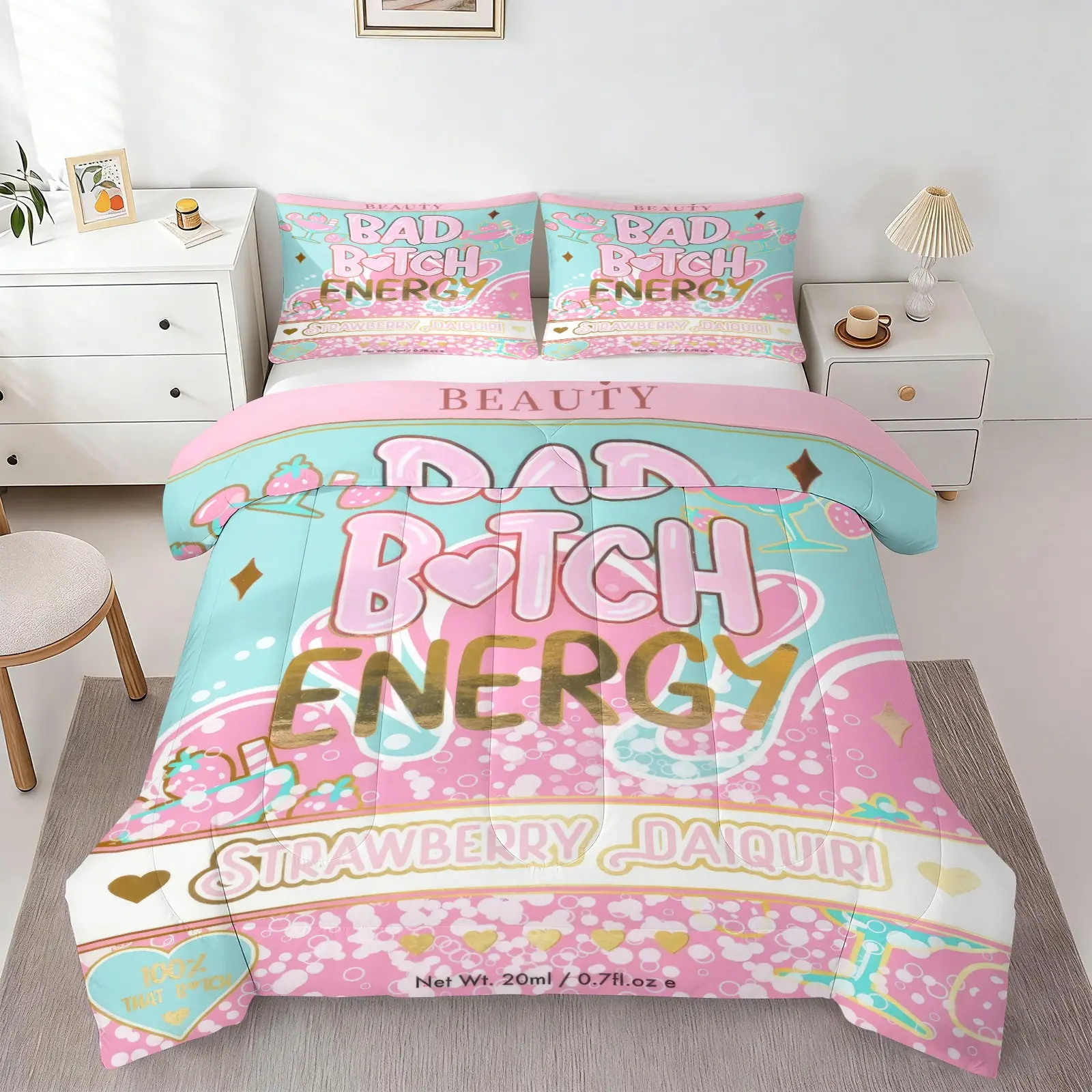Pink Blue Y2K Strawberry Daiquiri Comforter Set, Bad Btch Energy Letter Print Bedding, 1 Comforter + 1/2 Pillowcases, Soft Durable Microfiber Fabric, Machine Washable, All Season Use, Washable Bedding Supplies, Trendy Girly Bedroom Home Decor