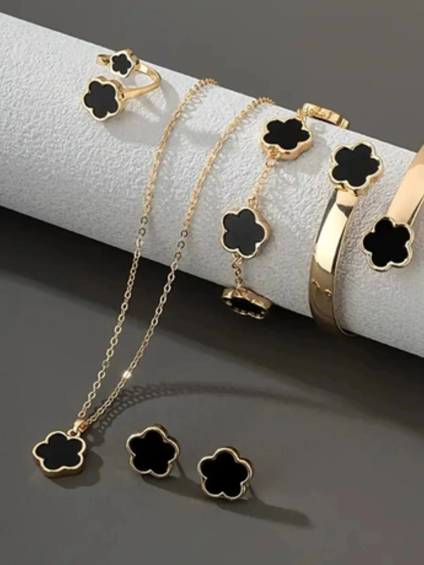 Tiktok Viral Five Leaf Clover Jewellery Gift Set, 18k Enamel, 5pcs Lucky Gift for Women, Casual Floral Style
