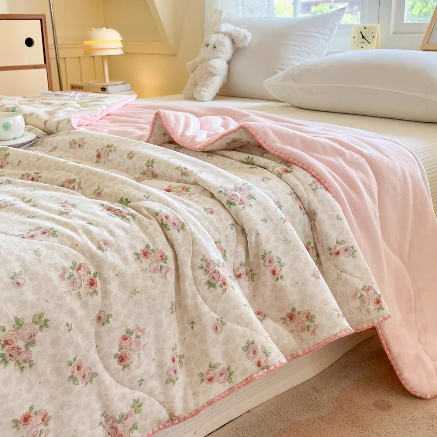 1pc Floral double-layer chiffon blanket, lightweight and breathable, skin-friendly throw suitable for single or double bedrooms, sofas, and dormitories. Machine washable, perfect bedroom gift. Soft-textured blanket for comfortable use all year round.