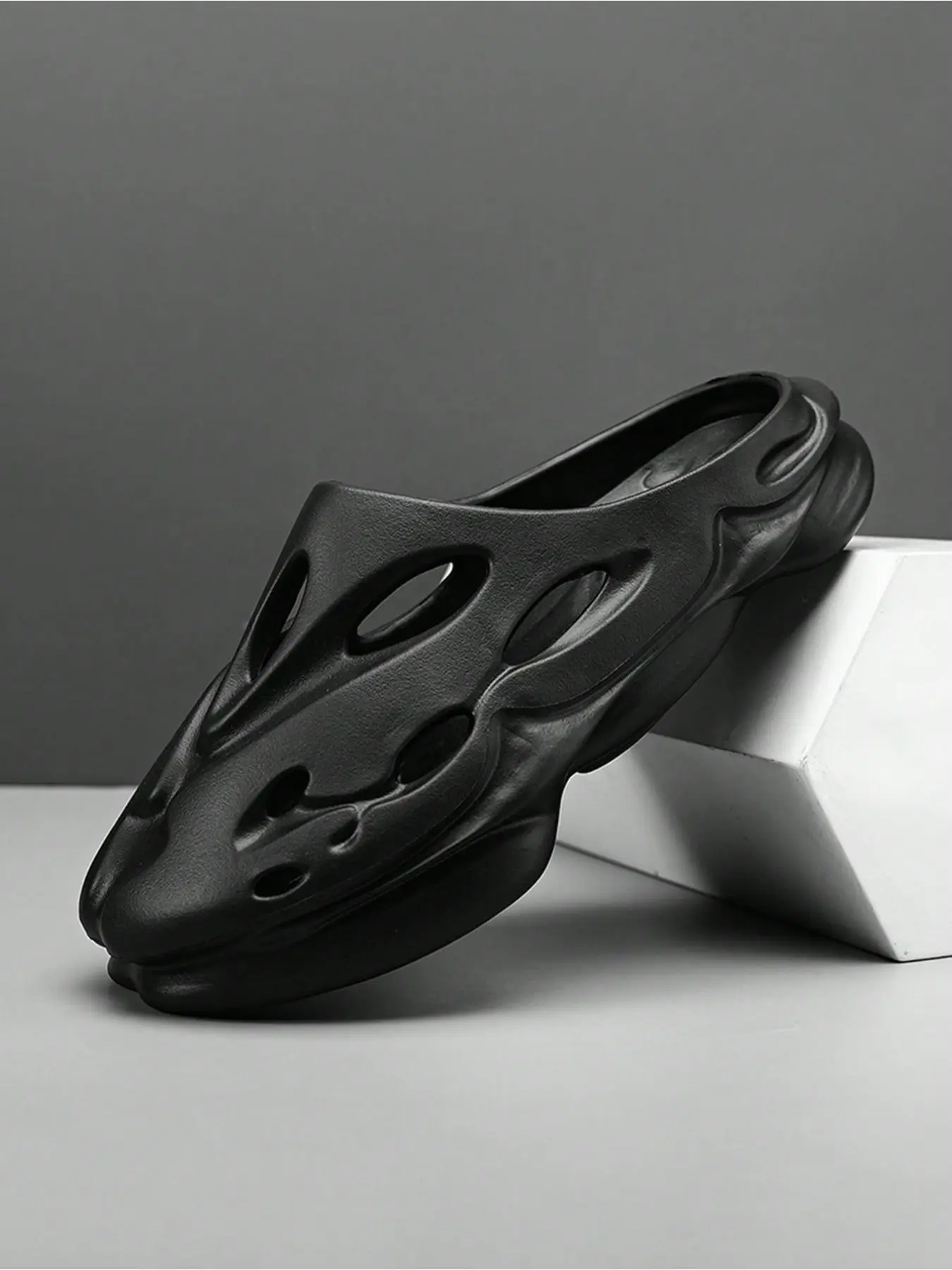 All- European and American Style Holey Shoes, Breathable Soft Sole Anti-Slip, Slip-On Couple Shoes, Multi-Scene Sandals