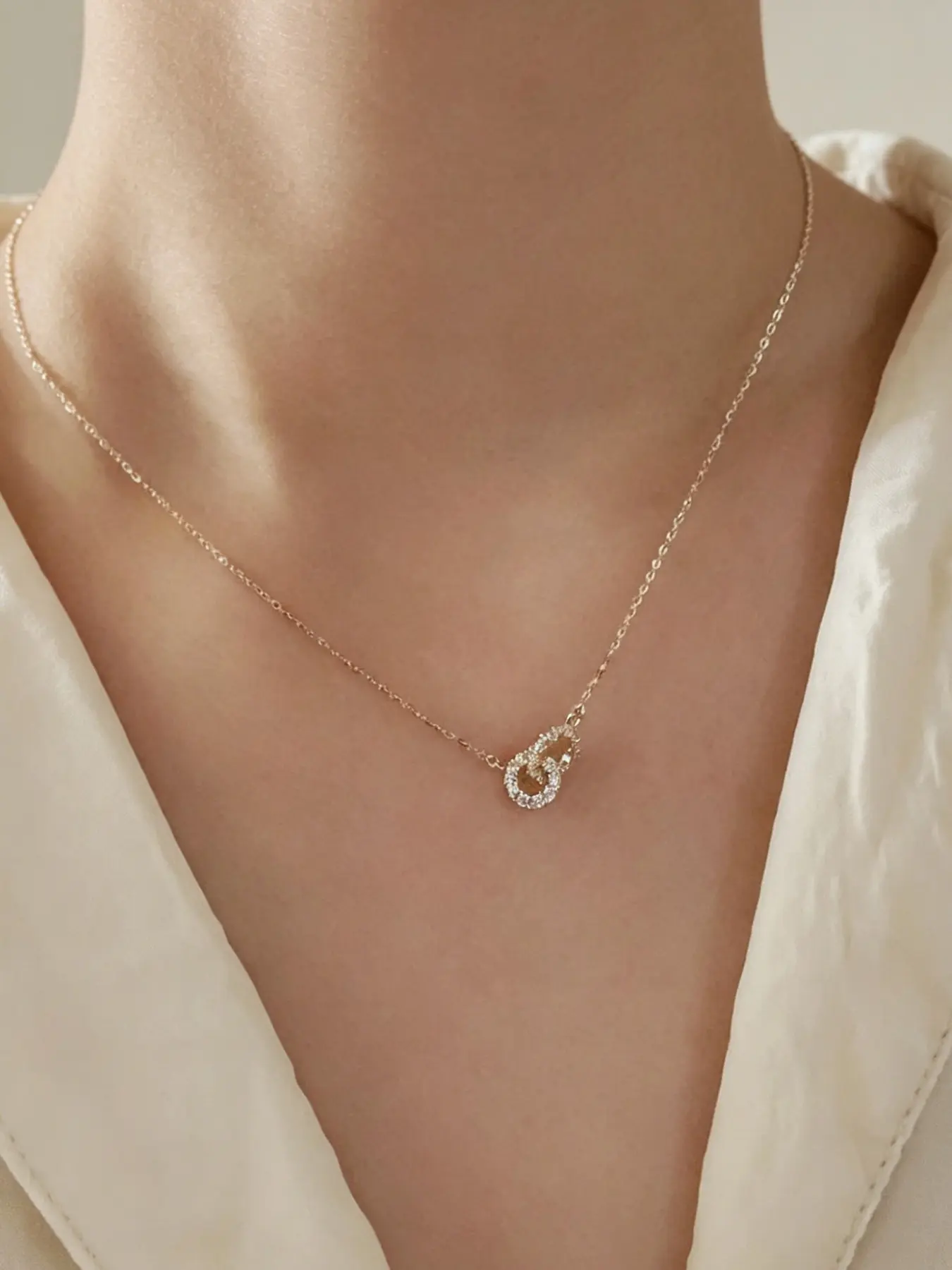 1 Piece Fashionable and Minimalist Interlocking Circle Zirconia Round Shaped Pendant Necklace for Women—Exquisite, Elegant, Versatile for Everyday and Commuting, Perfect as a Gift Jewelry Necklace