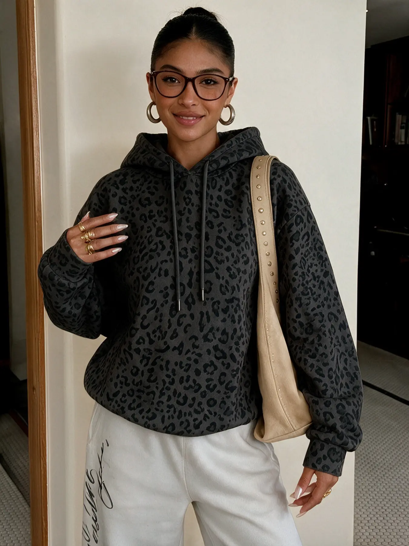White/Grey Leopard Print Hoodie 🤍 Perfect for home, commuting, office, sports, outdoors, and parties. Casual, loose everyday style, a must-have for women this fall ✨ #Hoodie #LeopardPrintHoodie