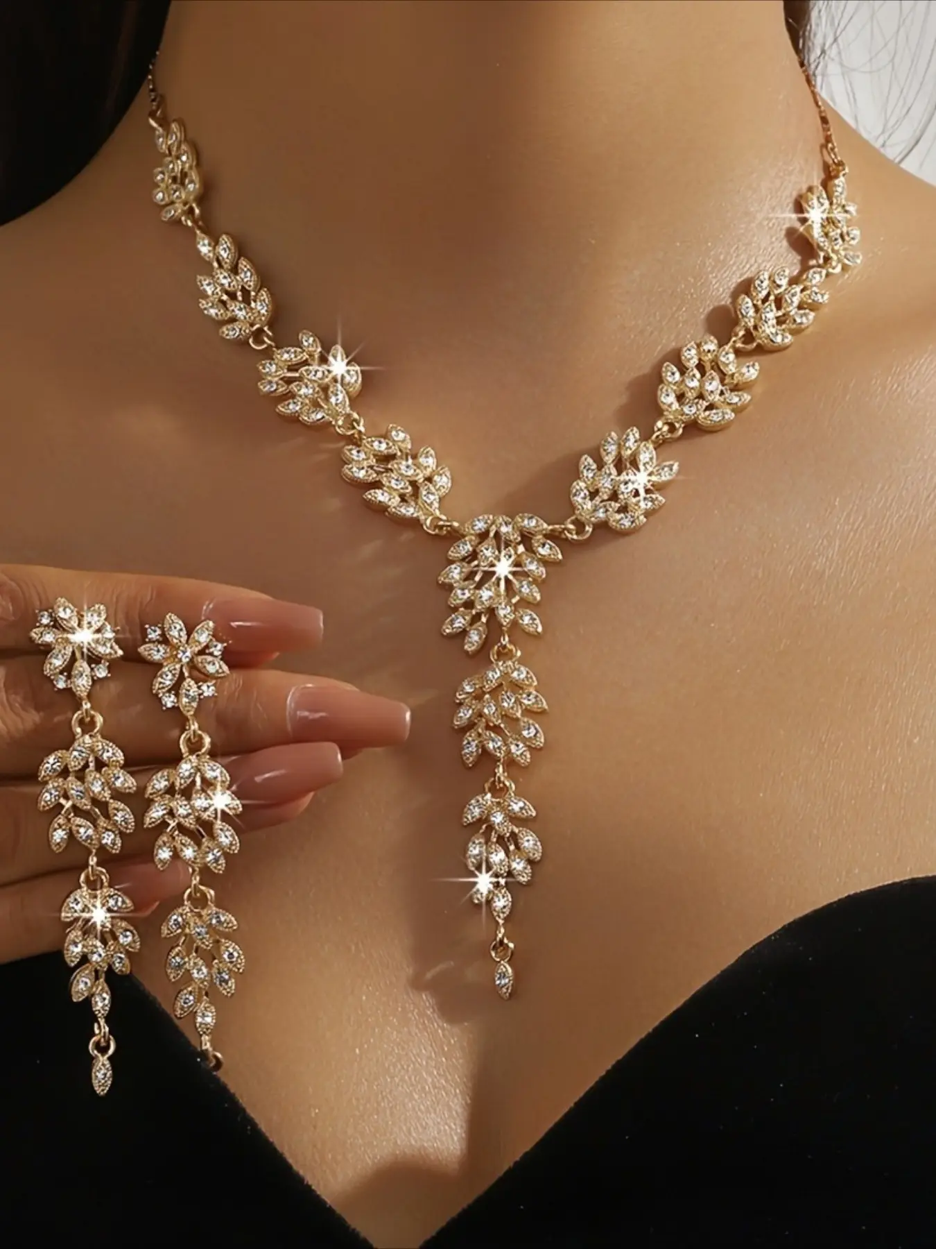 1Set Luxurious Exquisite Women Jewelry Set Including 1 Necklace & Pair of Earrings Floral Leaf Design Inlaid Cubic Zirconia Suitable for Party Wedding & Date Wear Lovely Gift for Her.