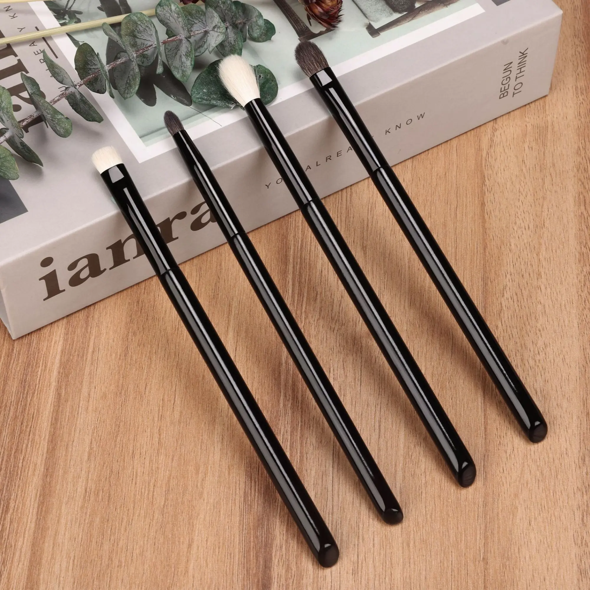 Soft-bristle eye makeup brush set including crease brushes, detail brushes, blending brushes and under-eye concealer brushes, portable cosmetic brushes