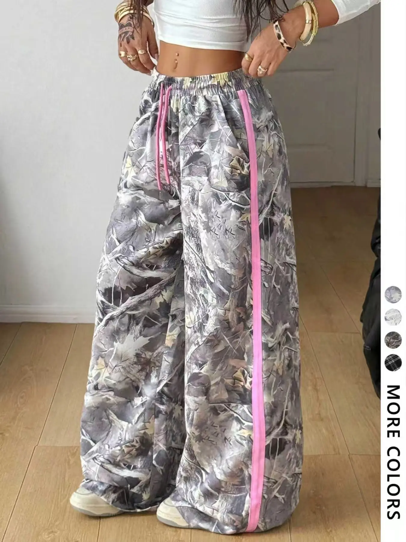 Women's casual camo wide-leg sweatpants with pink side stripes and an elastic drawstring, perfect for daily outings, commuting, and relaxing at home. Trendy and stylish pants #StreetStyle #CamoPants #LoosePants