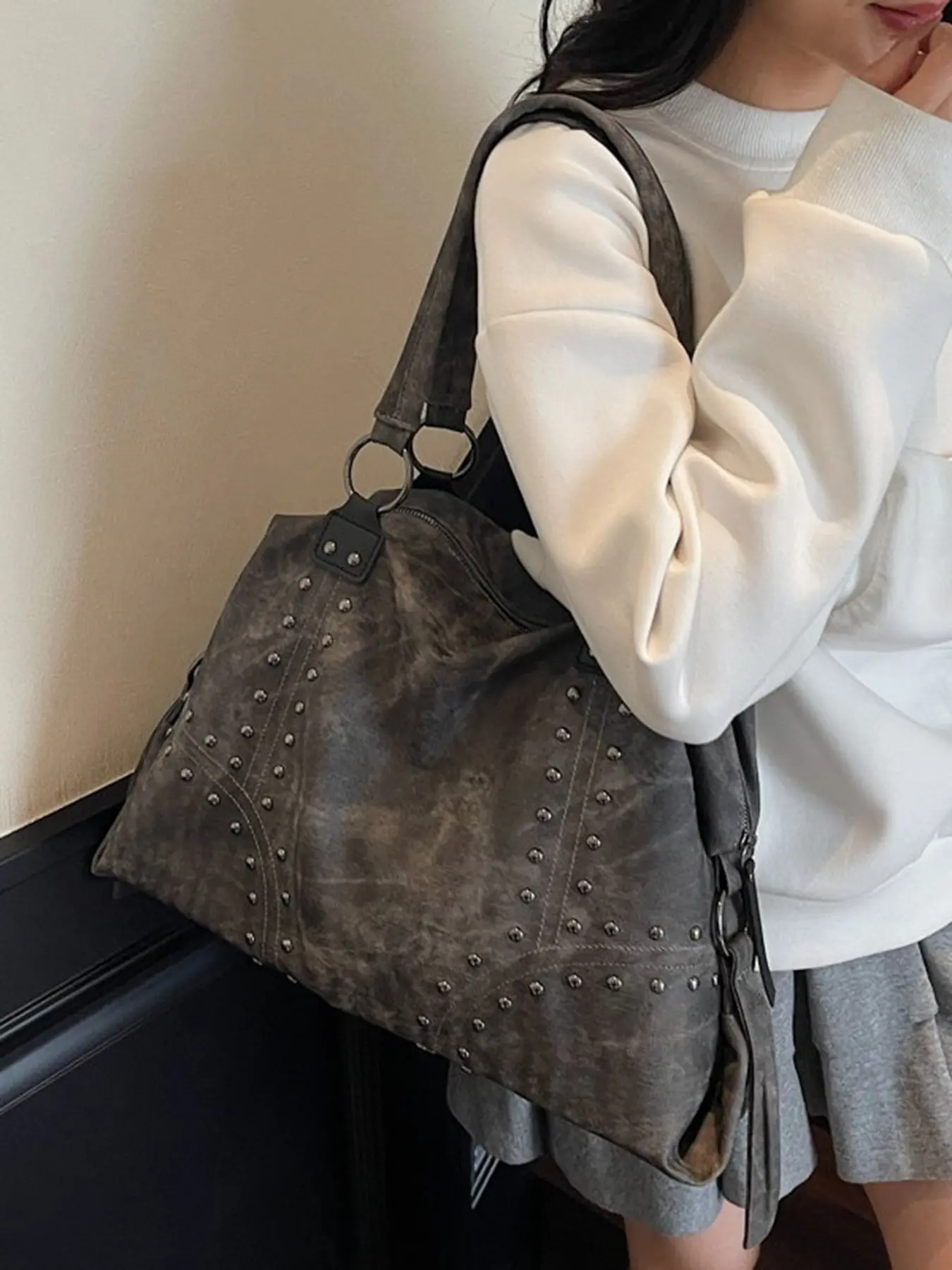 A niche retro distressed studded tote bag, made of stylish high-end washed and scuffed leather, with a large capacity perfect for daily work, commuting, trips, shopping, and travel. A lightweight and versatile tote bag.