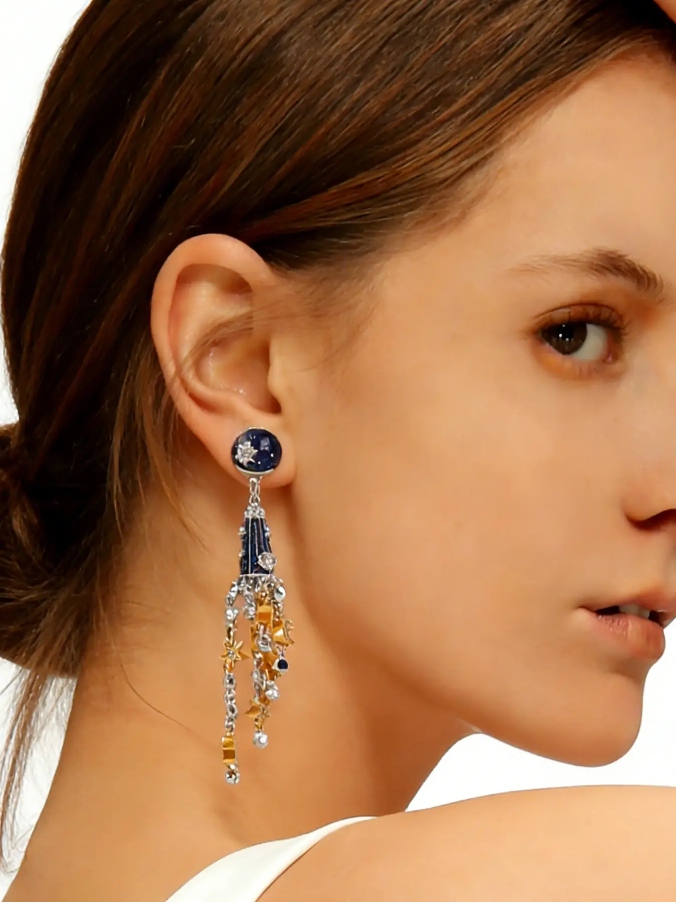 A pair of stylish and elegant star moon tassel studded diamond earrings, suitable for daily commuting, vacation and dating, and also a surprising and exquisite small gift.