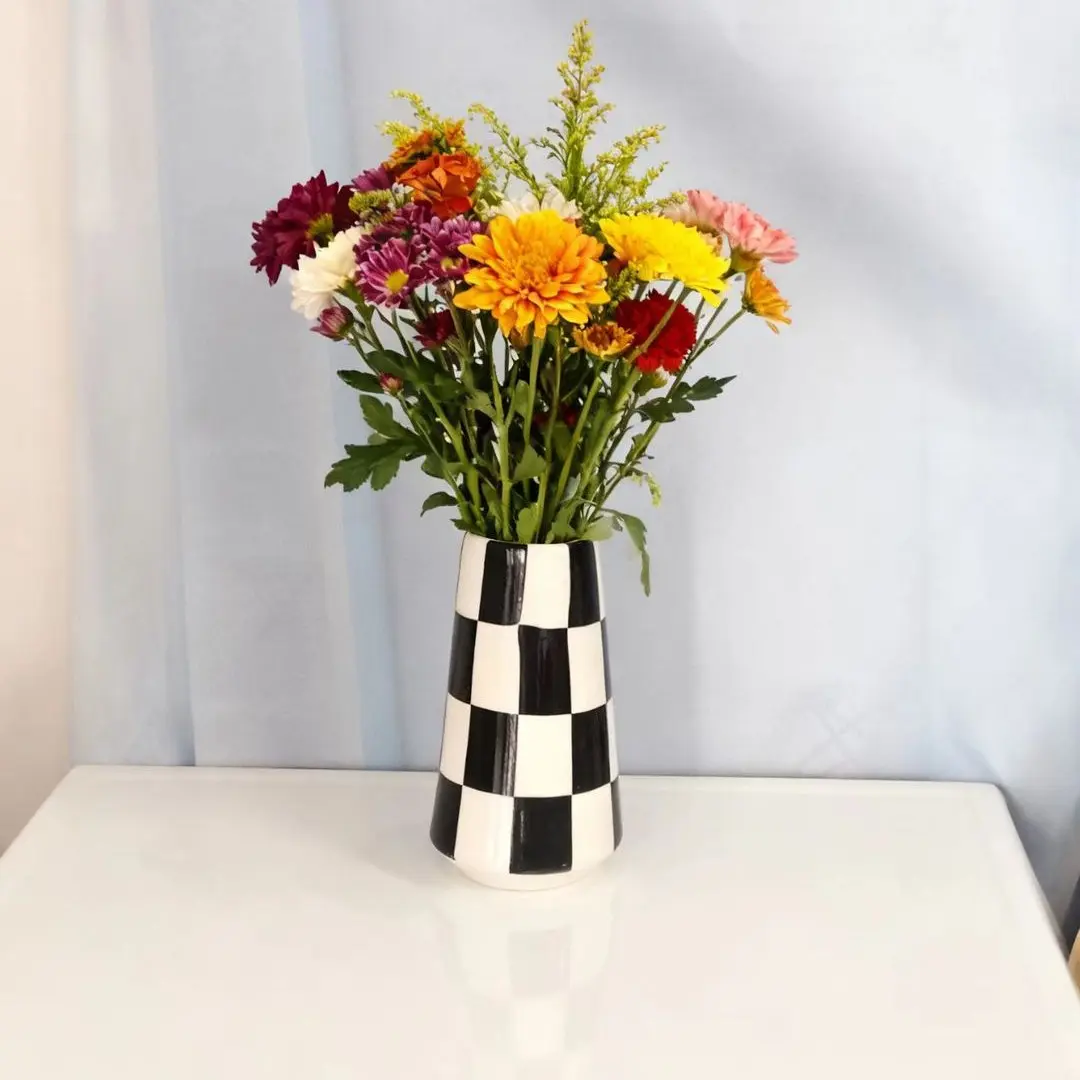 1pc Minimalist and Checkered Ceramic Vase, Home Floral Arrangement Decor, Classic Checkerboard Flower Vase, Desktop Decoration Bottle, Ceramic Bouquet Vase