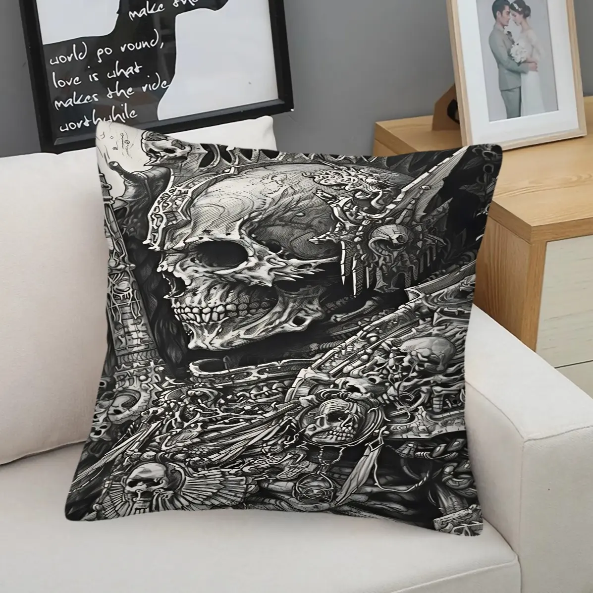 45x45cm 1Pc Dark Gothic Skull Throw Pillow With Thorn Crown Skull Print, Soft Fluffy Fabric, No Deformation After Long-Time Use, Machine Washable & Easy Care, Suitable for Living Room, Bedroom & Hotel Decor, Great Halloween Gift (Pillow Insert Included)