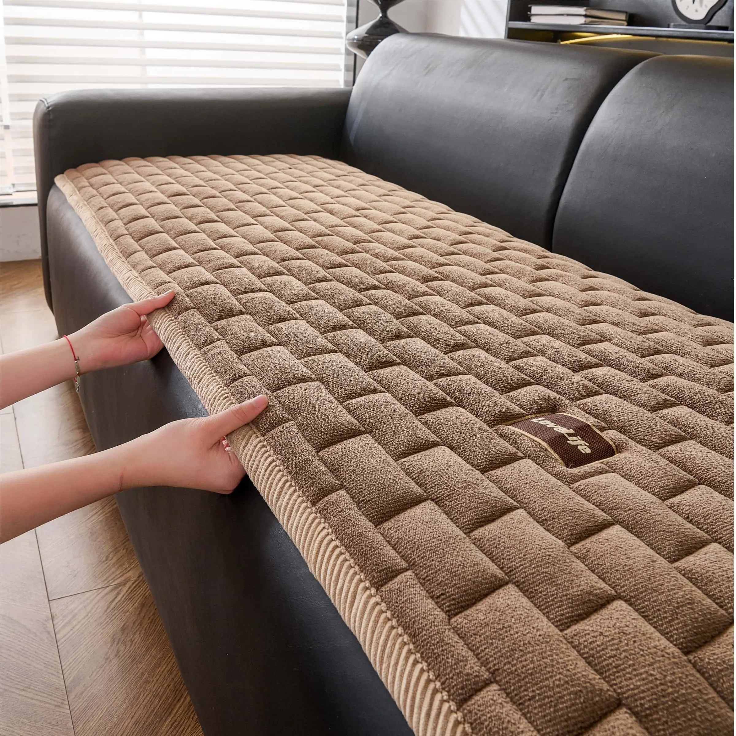 Quilted Grid Couch Cover, 1 Piece Soft Plush Sofa Seat Pad, Non-Slip Washable Sofa Protector Mat, Pet-Friendly Couch Cover for Sectional, Loveseat & 1-4 Seater Couch, Sectional Sofa Covers, Removable Sofa Cover, Sectional Sofa Slipcovers