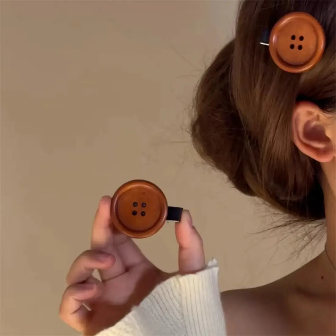 Retro Brown Button Hair Clip for Women & Girls, Cute Wood-Look Side Barrette with Vintage Texture Design, Trendy Kawaii Hair Accessory for Everyday Hairstyles, School Outfits, Casual Wear, Party Looks & Gift for Kids