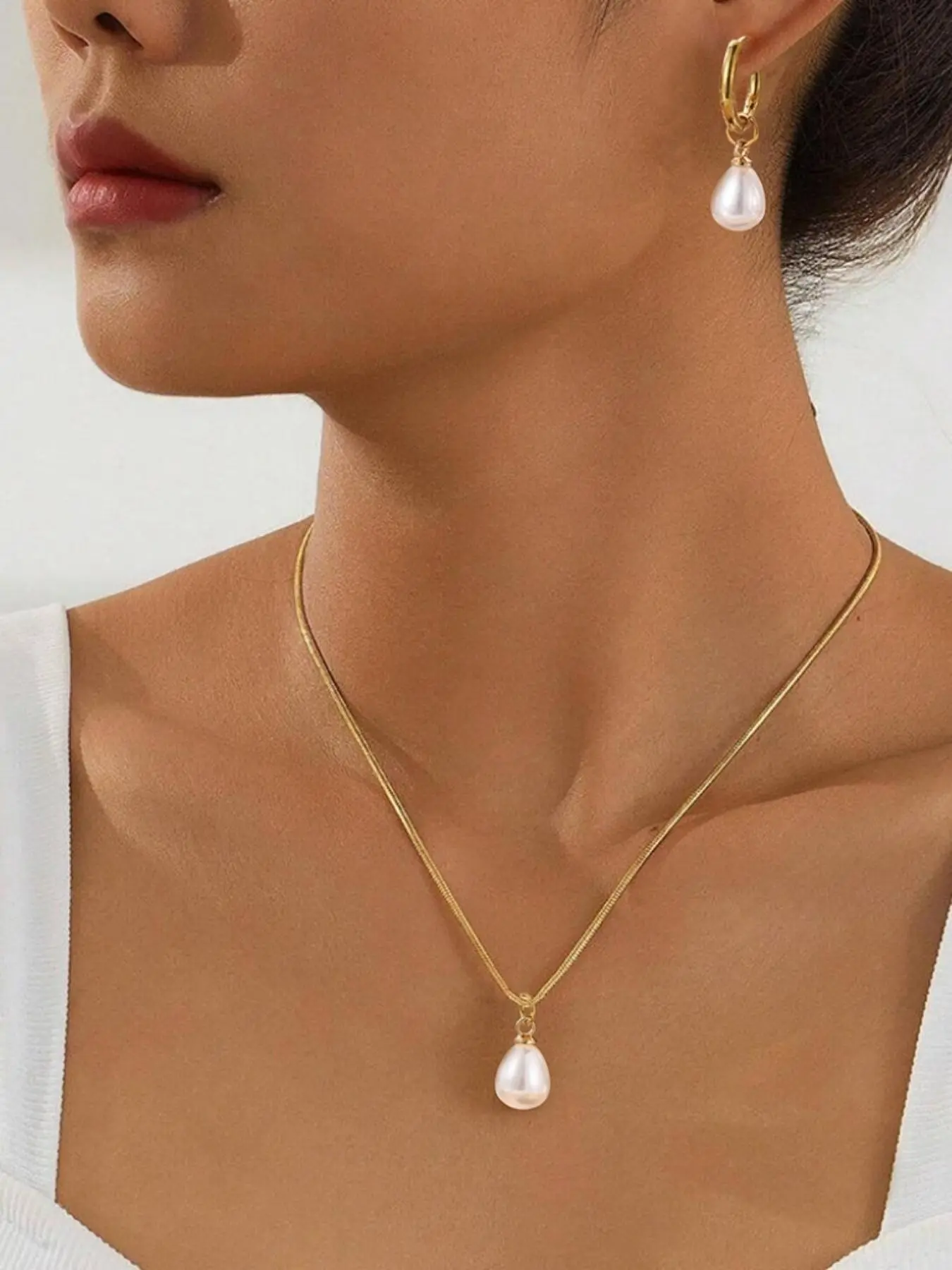 3pcs Stainless Steel Waterproof And Non-Fading Stylish Women's Gold Water Droplet Pearl Hoop Earrings and Necklace Jewelry Set, Minimalist Elegant Suitable For Women's Daily Wear， Dating, Party, Gift For Friends And Family