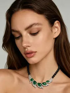 A vintage and elegant necklace set with emerald green, where the emerald main stone and broken diamonds complement each other, making it suitable for daily commuting, vacation and dating. It is also a surprising and exquisite small gift.