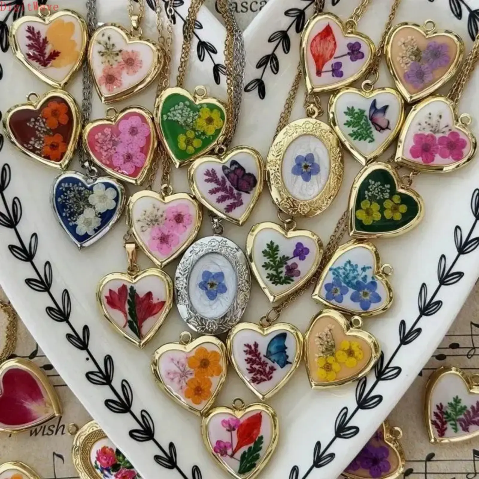 Women's Vintage Pressed Flower Locket Necklace - Decorative Accessory Necklace with Colorful Dried Blooms, Birthday Gift Jewelry, Everyday Wear Gift Idea for Date Nights