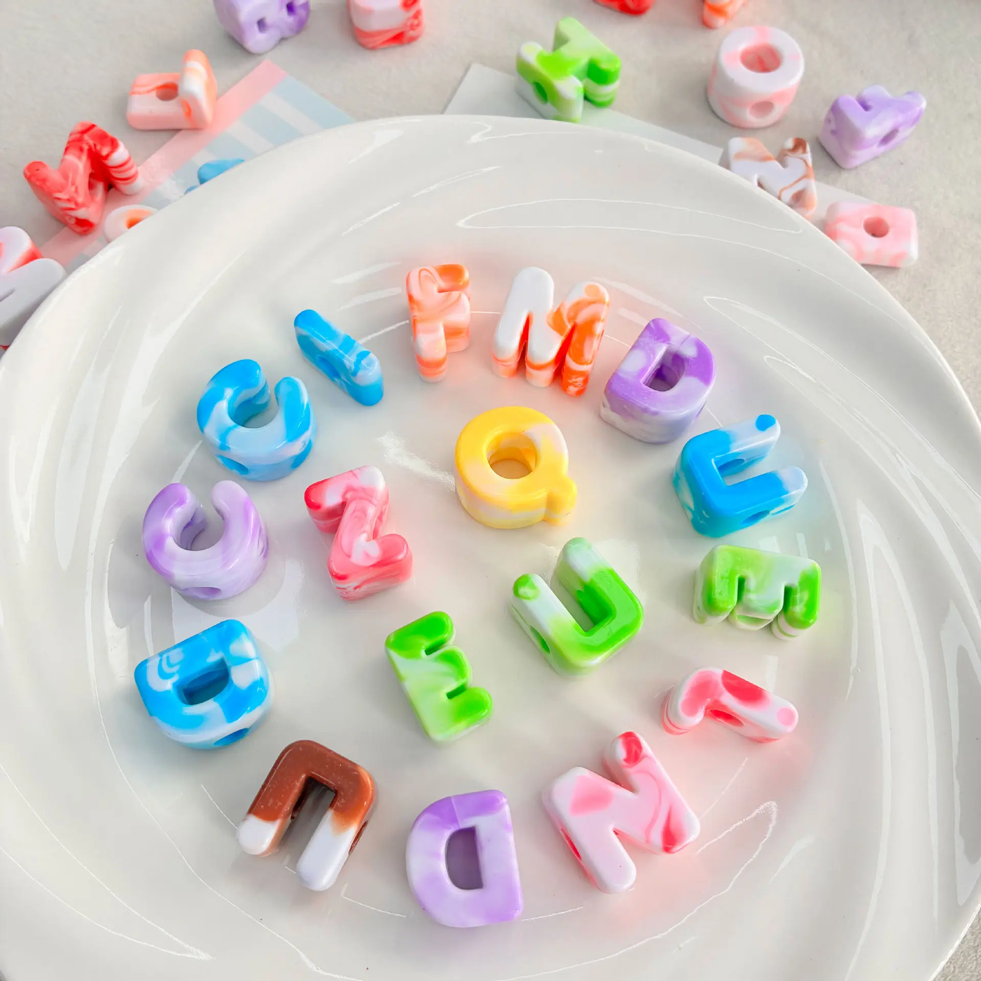 1Lb 2-Tone Gradient Large-Hole Acrylic Loose Beads, 26-Alphabet Mix Letter Shapes for DIY Jewelry, DIY Projects, Pen Charms, Phone Chains with 2-Tone Look