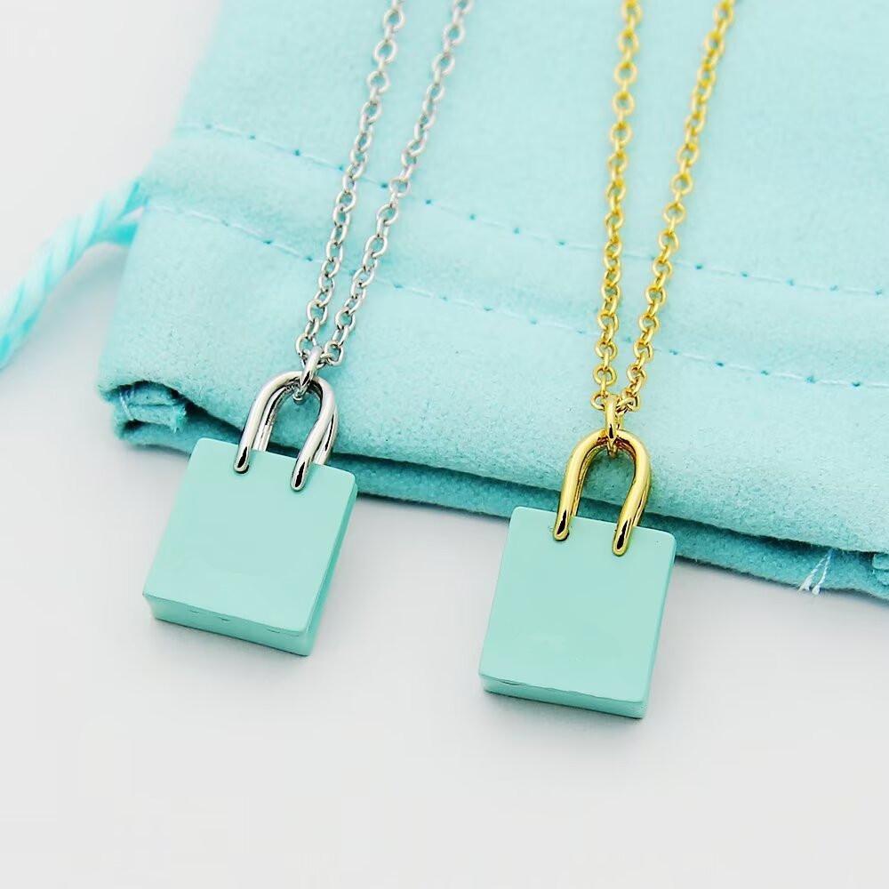 A classic and understated luxury handbag necklace for women, a versatile and elegant clavicle chain, perfect as a gift for your girlfriend or best friend.