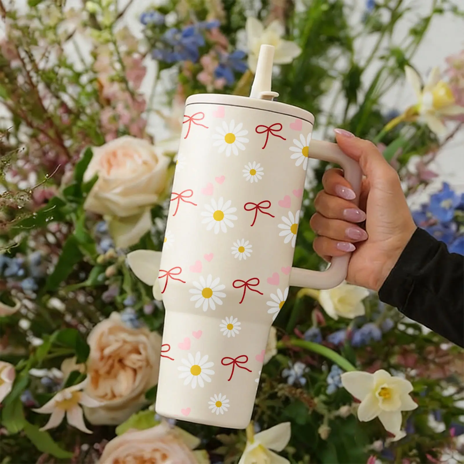 1PC Daisy Bow Tumbler 40oz with Handle, Cute Floral Coffee Cup, Stainless Steel Insulated Water Bottle, Aesthetic Daisy Flower Design, Pink Heart & Bow Pattern Travel Mug, Large Capacity Iced Coffee Cup for Women, Summer Gift
