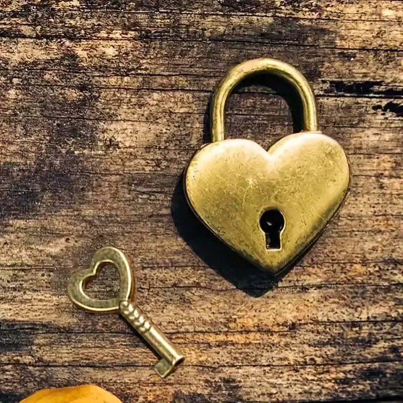 2 pieces of S retro color love mini lock, padlock drawer lock lock lock student dormitory cabinet small household backpack lock.