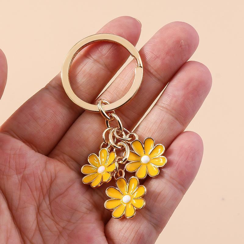 Cute Enamel Daisy Keychain Flower Keyring Pendants for Car Key Holder Women Girls Handbag Accessories Handmade Jewelry Gift