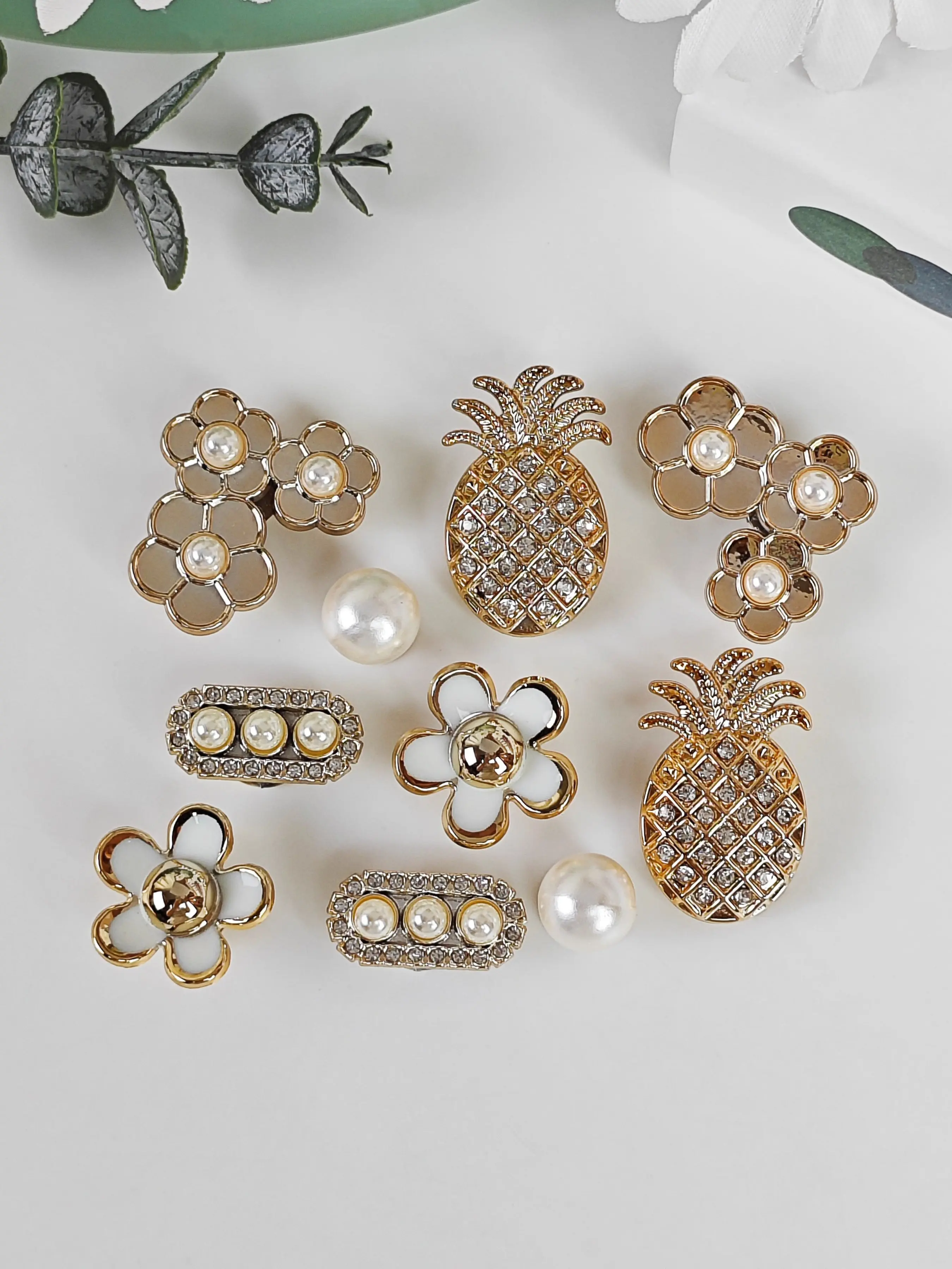 10pcs DIY Shoe Decoration Charms, Shoe Charms Set, Flower Shoes Decoration, Sparkly Flower & Pineapple Buckles, Lightweight Non-Metal, Y2K Fashion, Unisex, Eva Sandals, Detachable, Gift Idea
