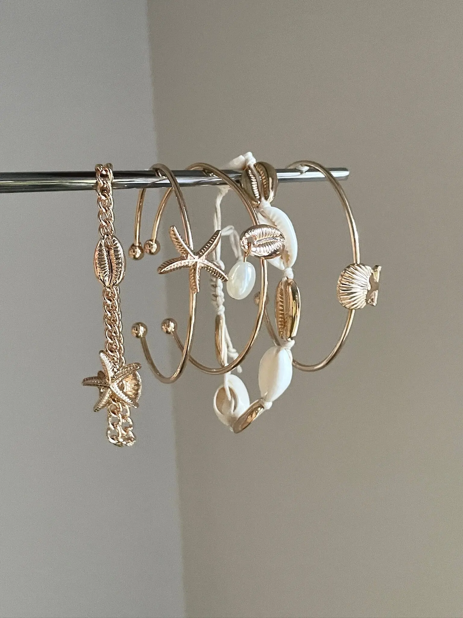 5Pcs Seashell Starfish Bracelet Set, Gold Coastal Stackable Bangles, Boho Beach Style. Perfect for beach trips, vacation and casual wear, trendy summer jewelry for gift & daily styling.