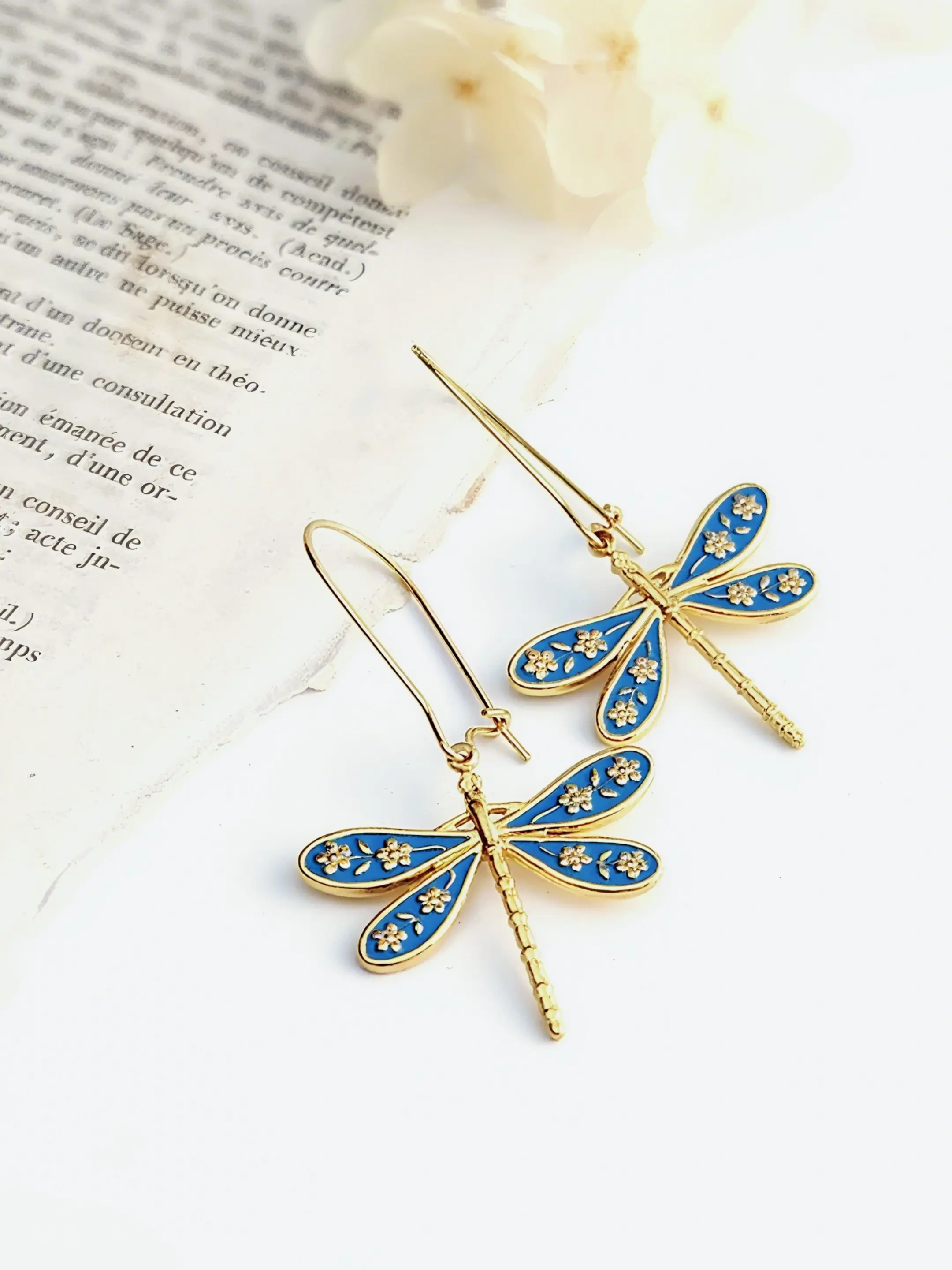 1 pair of personalized creative dragonfly-style pattern pendant earrings, ladies' retro classic festival accessory gift