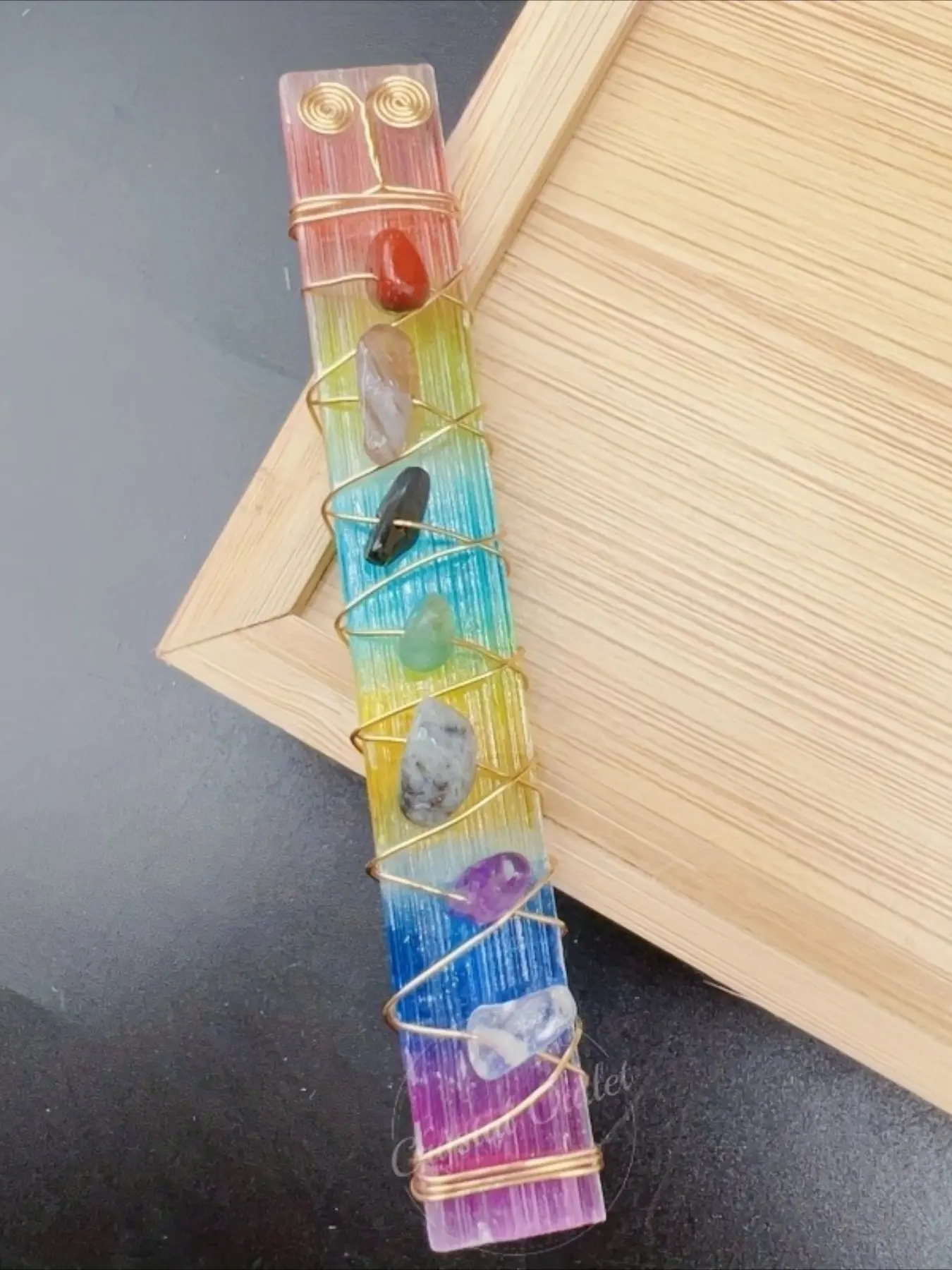 1pc natural translucent gypsum seven chakra crushed stone wrapped healing stick, balanced chakra crystal original stone ornament, female niche crystal collection gift suitable for birthdays, Christmas, various festivals, Chakra Healing Crystals