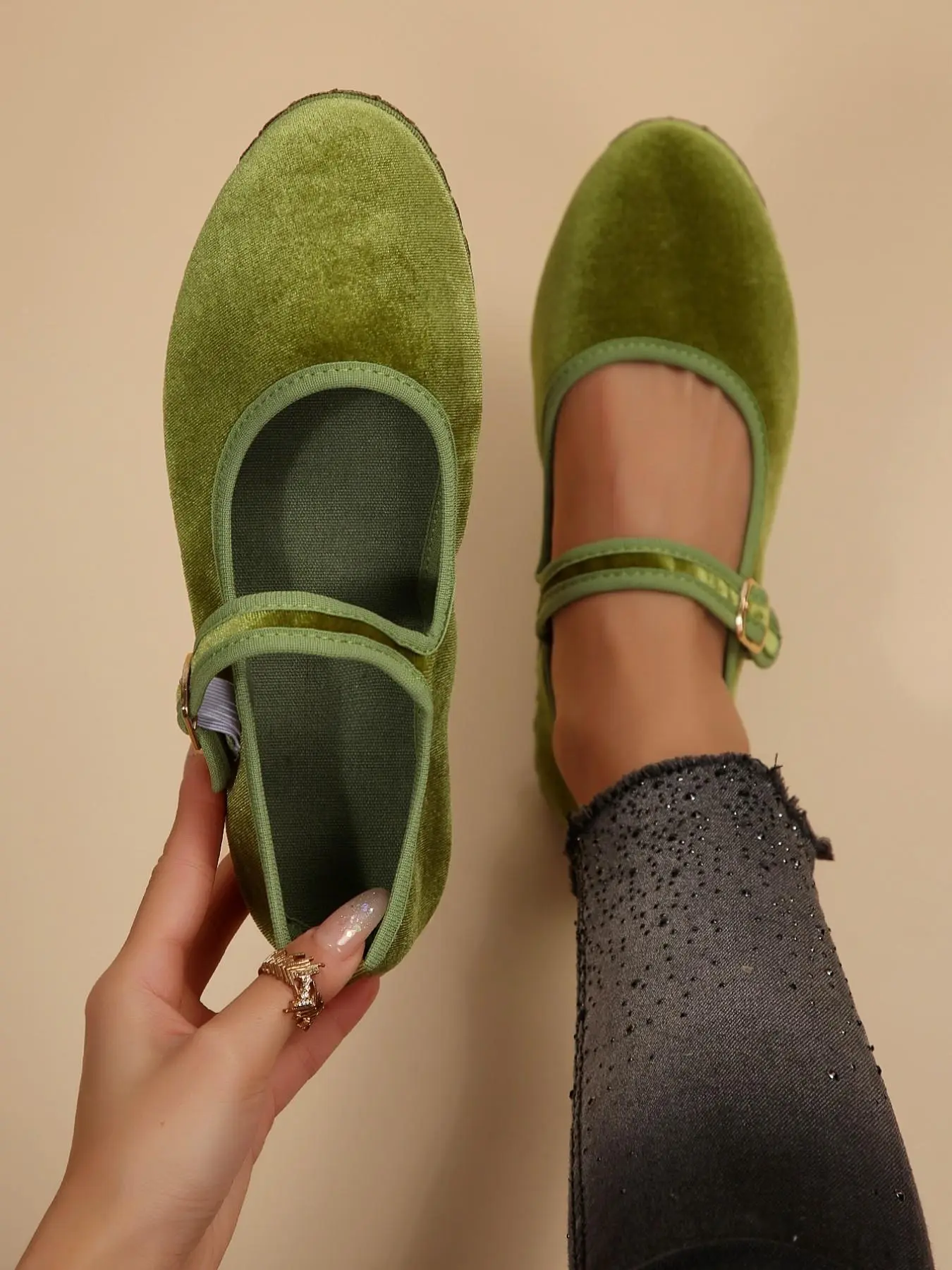 Women's new all-season hollow-out shallow round-toe flat shoes with a single strap buckle, soft sole, comfortable, simple, stylish, lightweight, suitable for daily casual wear and dancing Footwear