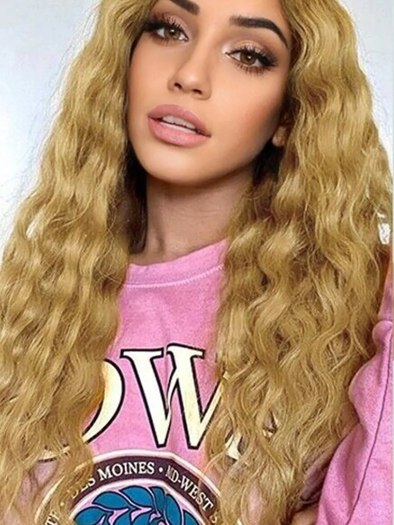 Synthetic heat-resistant 26-inch 4*1 lace wig in lemon yellow, loose wavy wig for relaxed look, female mid-parted curly wavy wig with natural appearance. Synthetic heat-resistant fiber wig, suitable for daily parties, Synthetic Fiber Wigs