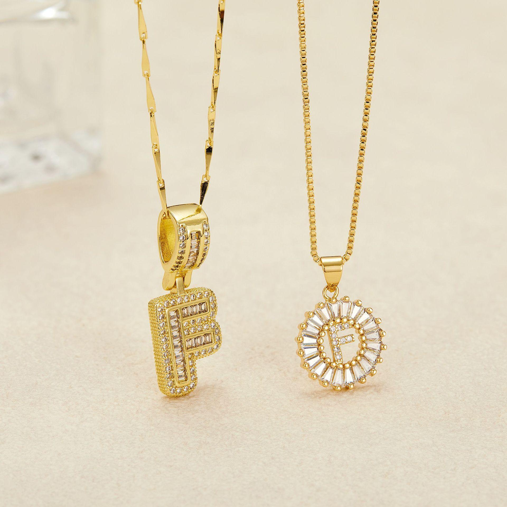 Crystal letter pendant necklace, inlaid with zirconia and plated with real gold, round 26 English letter collarbone chain ZM2Z.The classic letter necklace is timeless and suitable as a birthday gift for friends or couples
