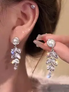1. A pair of exquisite zirconium wheat-flowing tassel pearl earrings - a light luxury, fashionable, high-end, and sophisticated ear stud with a niche design, perfect for daily wear as a gift, suitable as a perfect gift for any occasion  parties, festivals