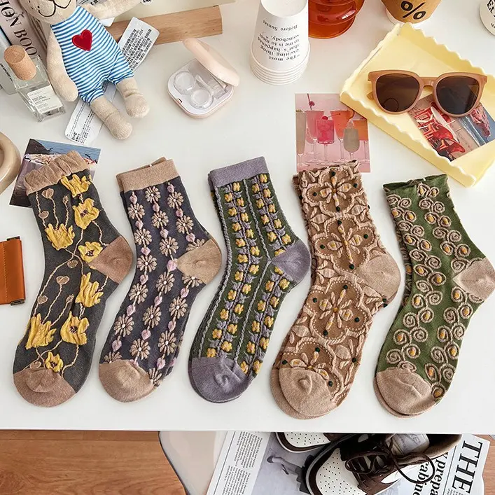 Vintage Floral Crew Socks for Women, Retro Embossed Flower Pattern Mid Calf Socks, Soft Elastic Breathable Casual Fashion Forest Style Ladies Socks Suitable for Spring Summer