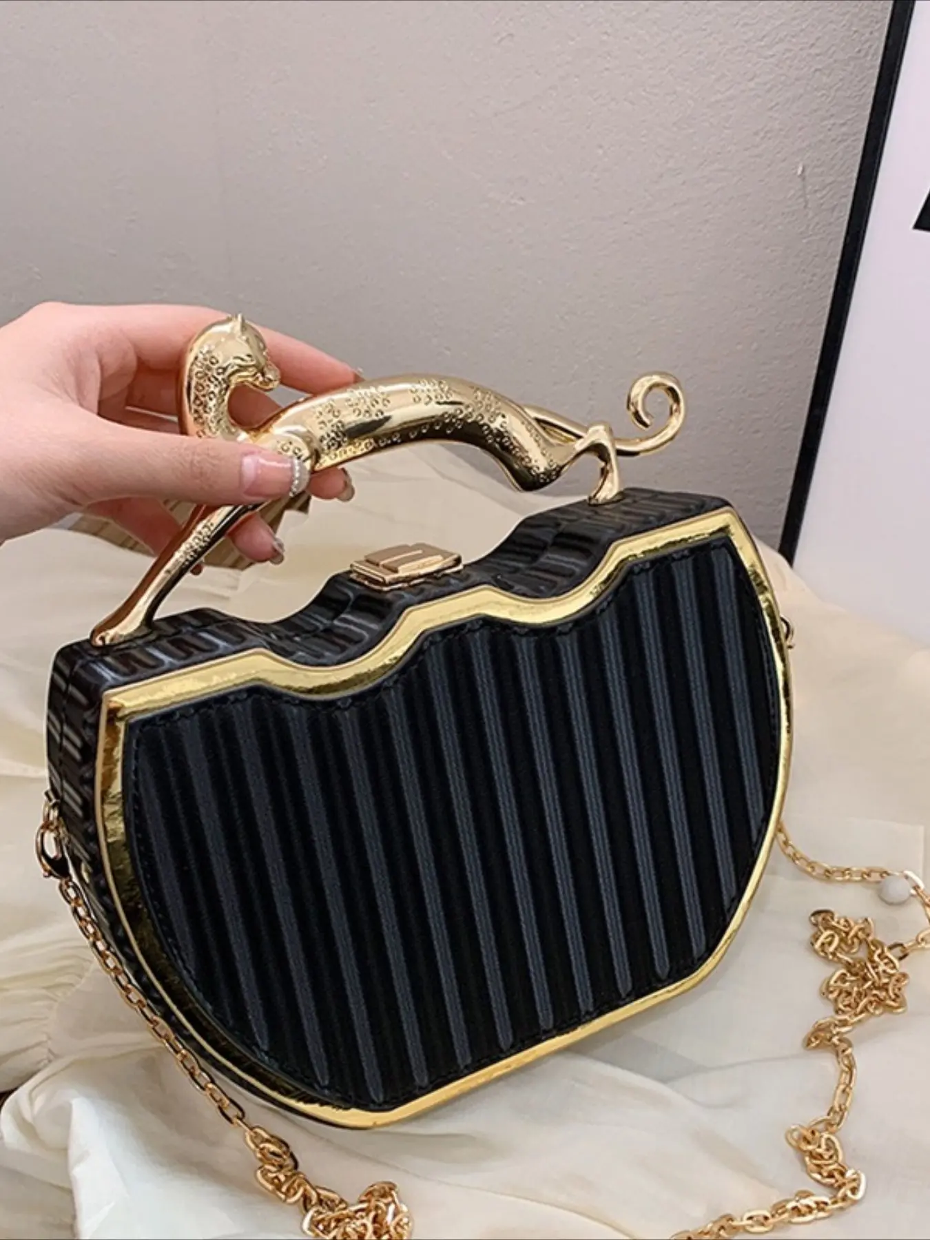 Women's Panther Metal Handle Clutch Bag, Luxury Vertical Striped Hardcase, Detachable Chain, Elegant Evening Purse for Parties