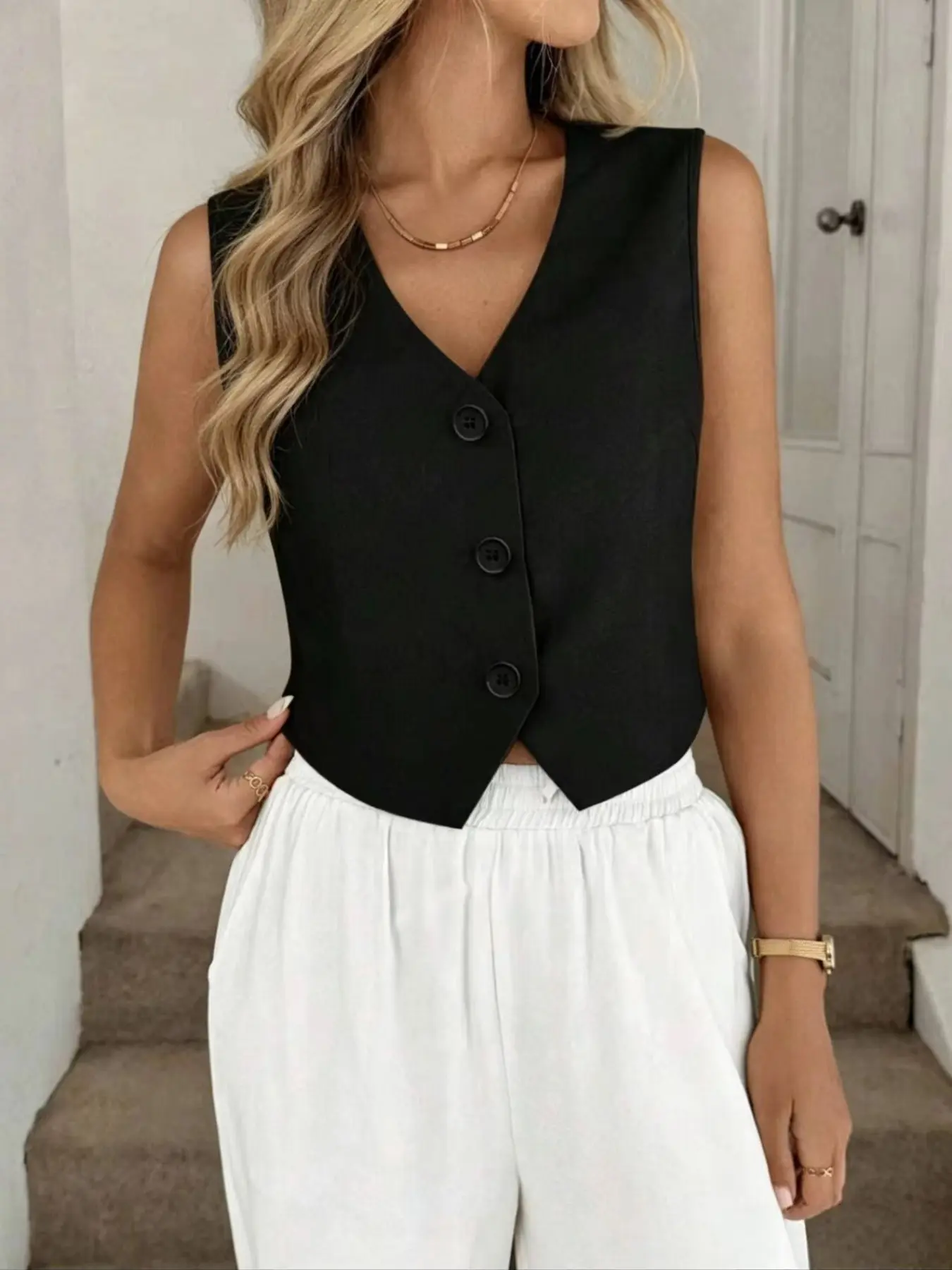 Short V-Neck Suit Vest, Stylish Business Attire, Versatile Outerwear for Professional Settings, Elegant Design for Office Wear