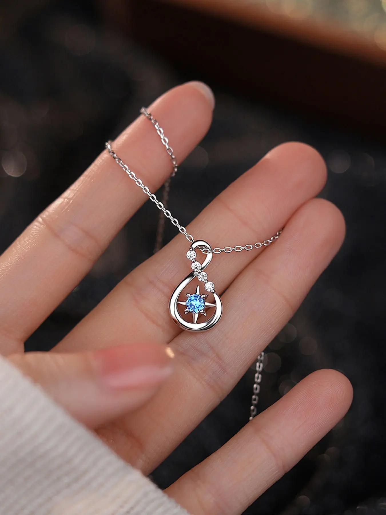 Elegant Zircon-Embedded Starburst Necklace for Women, Fashion Jewelry for Daily and Special Occasions, Perfect Gift for Loved Ones