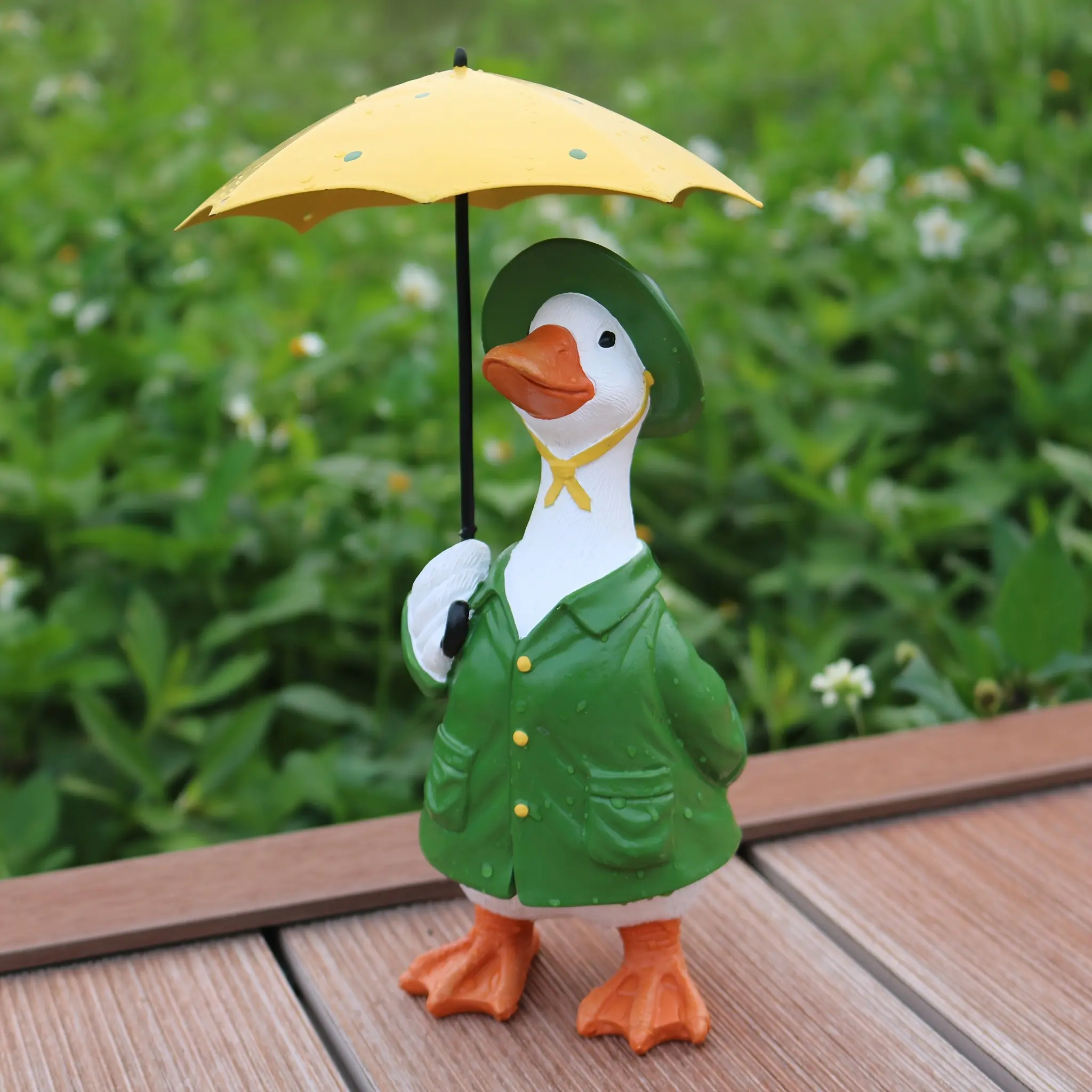 Funny Duck Resin Statue with Umbrella and Raincoat, Outdoor Garden Decor, Garden Animal Statues, Waterproof Weatherproof Animal Sculpture, Perfect Gift