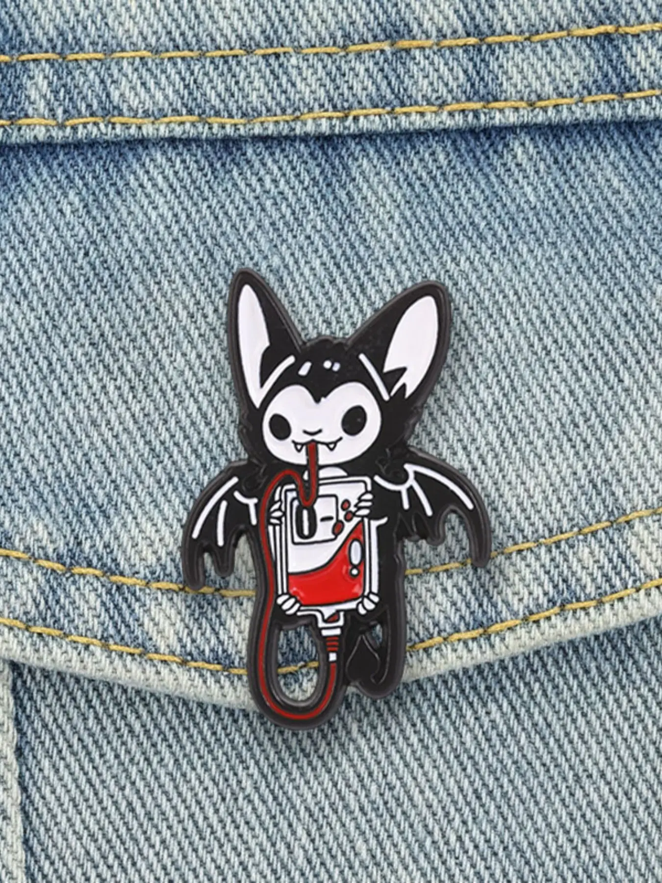1PCS Horror Gothic Vampire Bat Drinking Blood Bag Badge Enamel Pin,Punk Vampire Bat Badge ,Daily Clothing Decor, Trendy All-match & Exquisitefor ,Halloween Jewelry Accessory