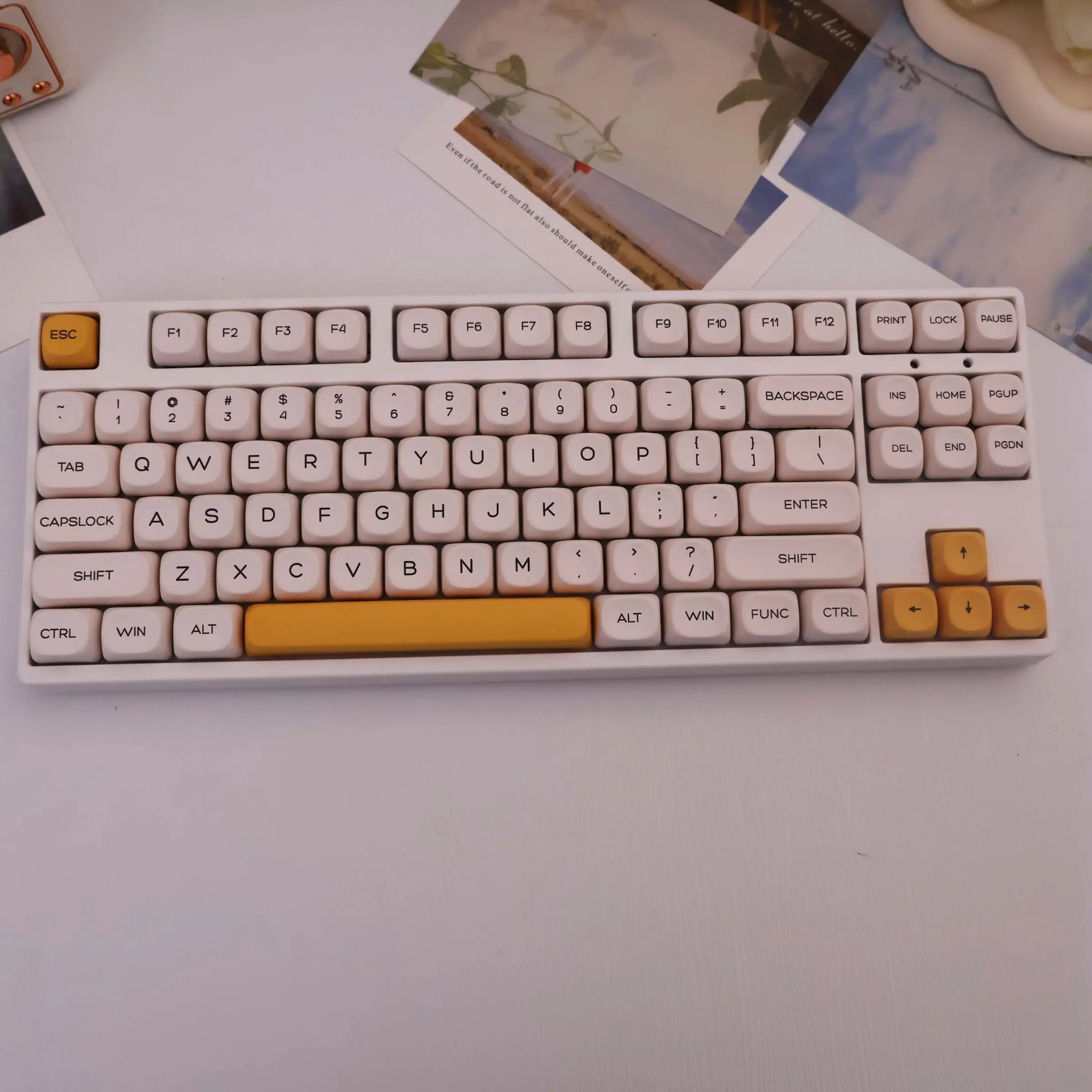 139 Key Honey Milk Pbt Keycaps, Dye Sublimation Process, Moa Profile, Compatible with Mx Axes, Suitable for 61/64/68/87/96/104/108 Keyboards