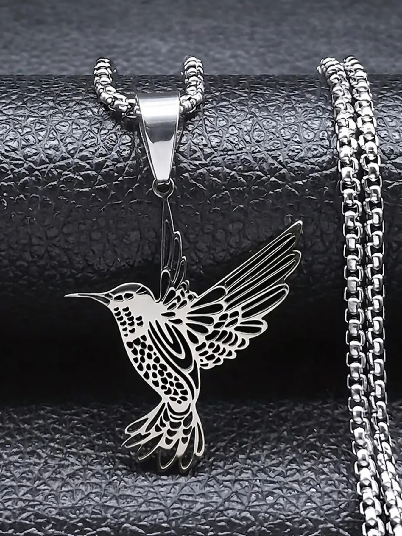 Stainless Steel Hollow Hummingbird Pendant Necklace, Elegant Animal Jewelry, Daily Wear Gift, Perfect for Nature Lovers