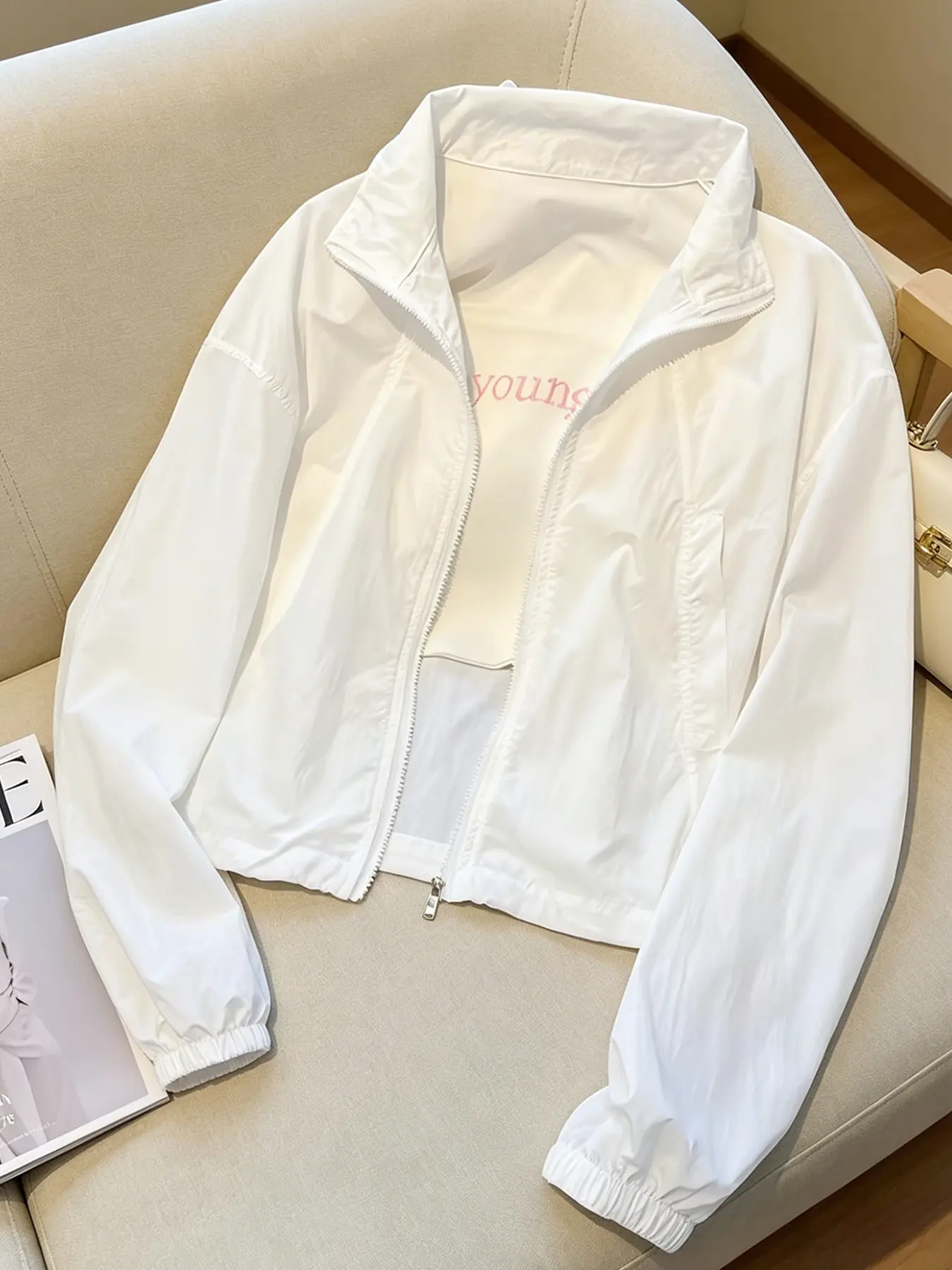 A women's fashionable pure white stand up collar zipper jacket, with lightweight and slightly wrinkled sleeves and side pockets, suitable for commuting, outdoor play, indoor and outdoor wear, Casual Woven Jacket