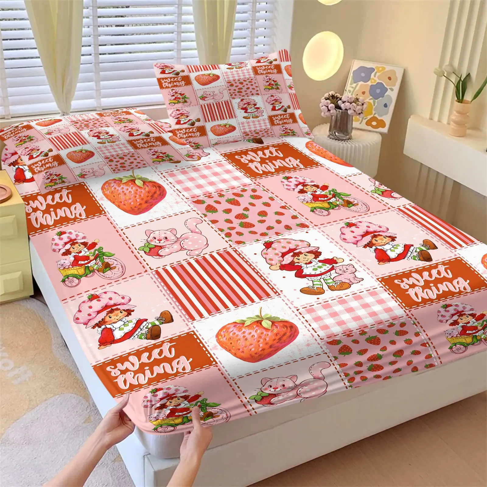 Pink Vintage Patchwork Strawberry Cartoon Character Print Fitted Sheet Set, 1 Fitted Sheet & 2 Pillowcases, Non‑Slip Elastic Non‑Slip Mattress Protector, Soft Breathable Bedding Set All Seasons For Sweet Aesthetic Girls Dorm Room Secure Fitted Sheets