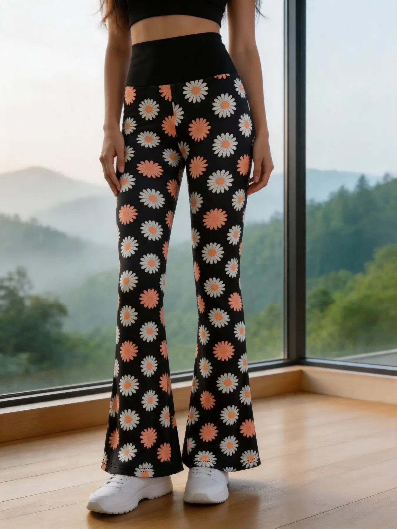 A pair of gentle Daisy print high-waisted flared yoga pants for women, tall, elastic and slimming, suitable for both fitness and shopping, as well as casual and sporty trousers