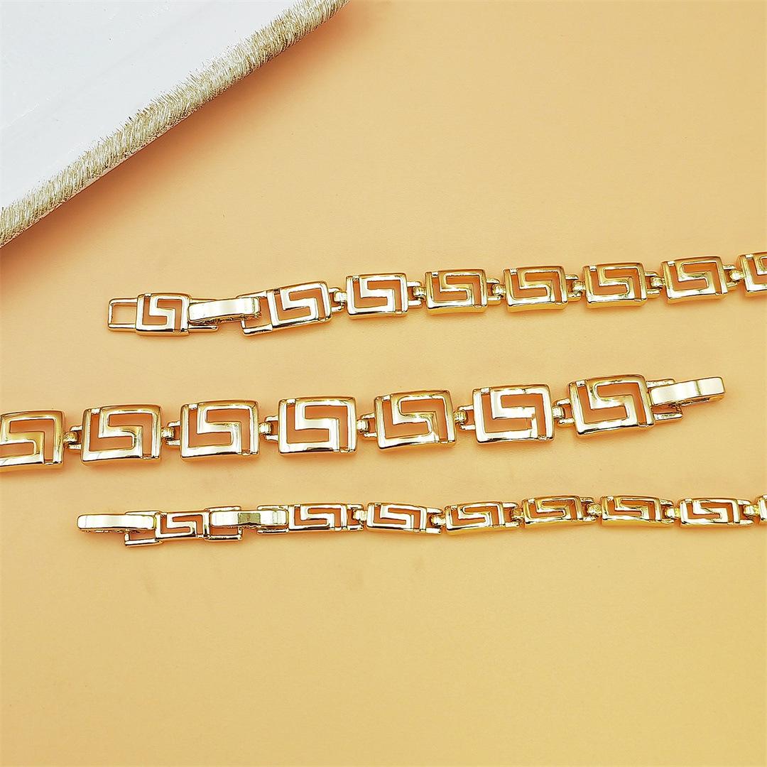 Vintage Letter Chain Bracelet for Women Trendy Lock Charm Bracelet Retro Y2K Aesthetic Stackable Jewelry Cute Everyday Stacking Bracelets for Streetwear Party Gifts Daily Outfits