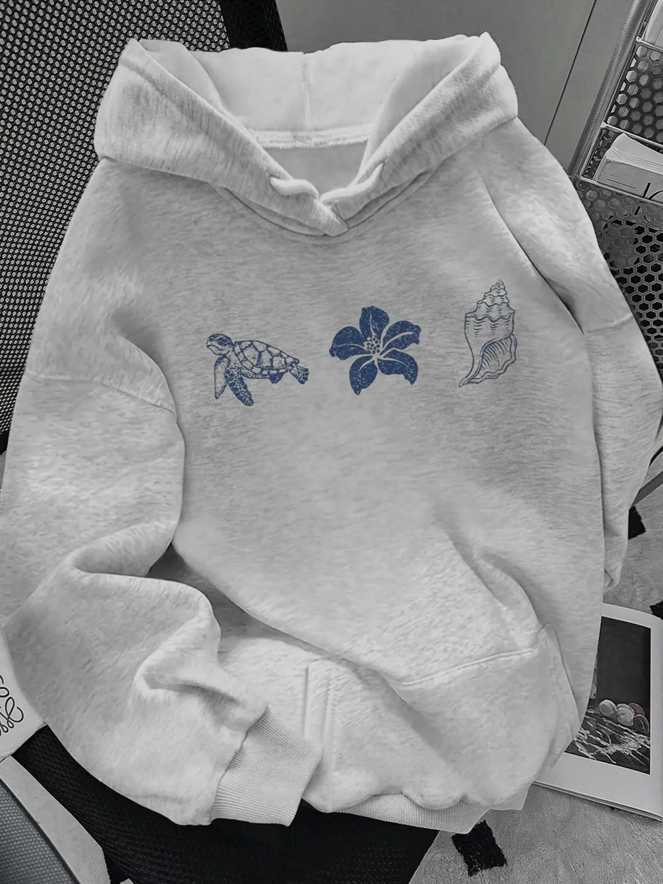 Vintage Ocean Theme Hoodie, Loose Fit, Turtle & Hibiscus Print, Thick Fleece, Drawstring Hat, Pocket, Unisex, Casual Style