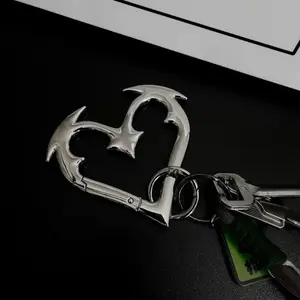 Gothic Heart Carabiner Keychain – Zinc Alloy Heavy-Duty Chain Bag Charm for Car Keys & Accessories