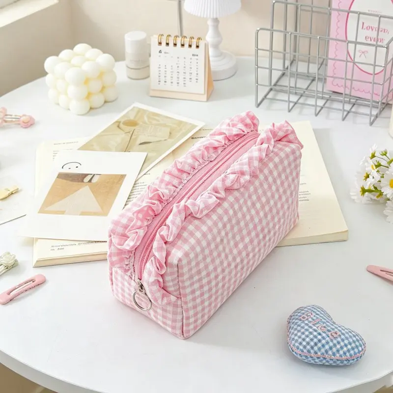 1pc Grid Print Makeup Bags Ruffled Edging Cosmetics Bags Large Capacity Brushes Storage Bag Travel Cosmetics Pouch Bags and Purses for Women Zipper Toiletry Bag Cute Checkered Makeup Bag Women's Clutch Makeup Tool Bag, Portable Travel Toiletry Bag