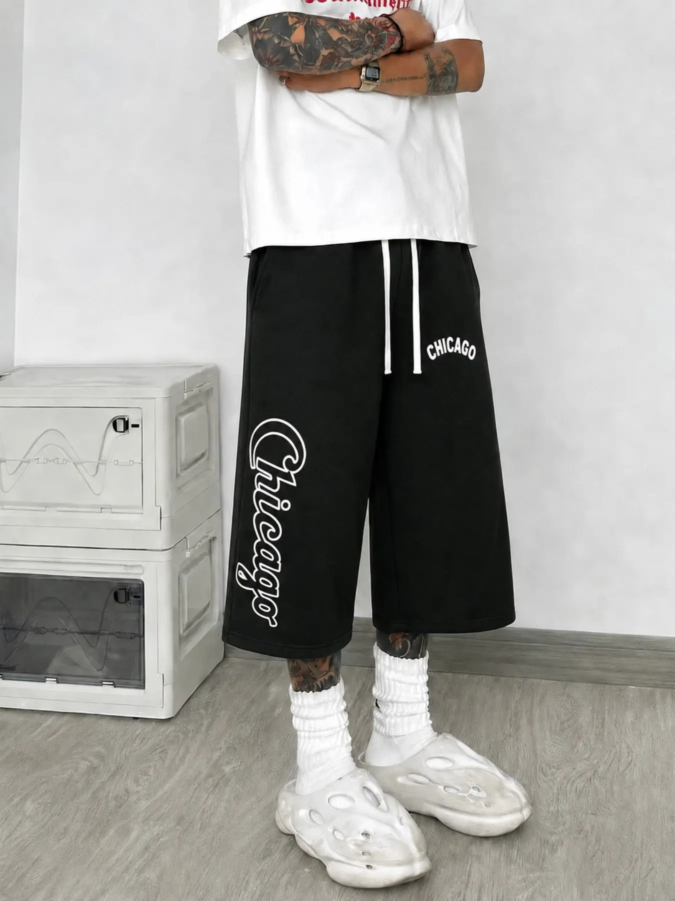 Men's Black Baggy, Oversized Graphic Shorts, Knee Length Wide Leg Drawstring Sweat Shorts with White City Letter and Outline Print, Y2K Basketball Streetwear Bottoms for Summer, Campus Looks, Skate Outfits, Casual Outings