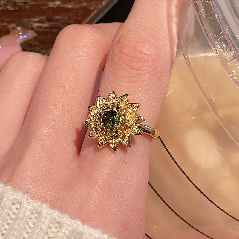 Fashionable and trendy sunflower vintage French retro light luxury high-end exquisite ultra-shiny accessory green diamond zircon gemstone open ring gift